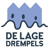 Foto door Jassir Jonas onder een filmscherm met de tekst 'human, right' zit ik links op een stoel met rechts een filmregisseur met wie ik een gesprek voer